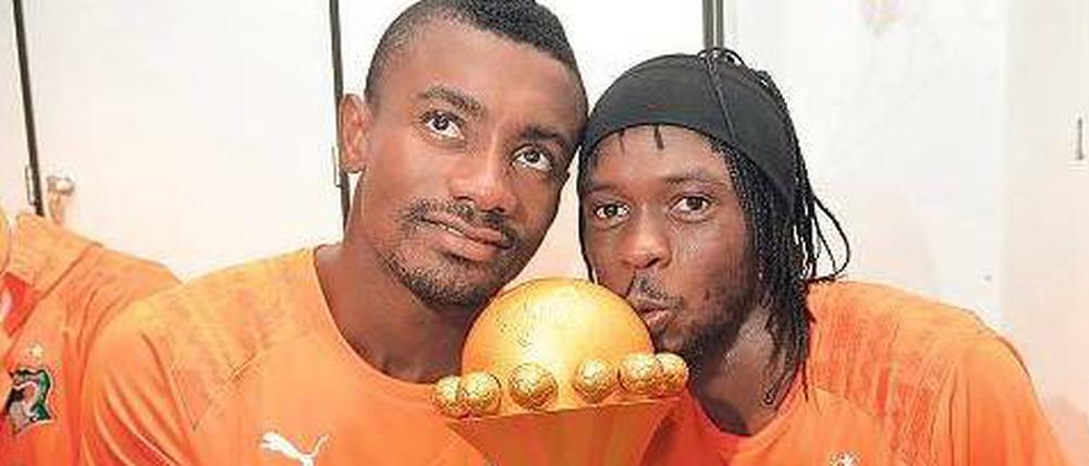 Feiern geht vor. Kalou (links, mit Gervinho) hatte nach dem Sieg im Afrika-Cup noch wichtige Termine in der Heimat.