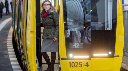 Guter Einstieg. Die Berliner Verkehrsbetriebe (BVG) mit ihrer Vorstandsvorsitzenden Sigrid Evelyn Nikutta können jetzt mehr neue Wagen kaufen - hier stellte die Chefin kürzlich den neuen U-Bahntyp IK vor. 