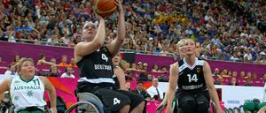 Ran an den Korb! Das Rollstuhlbasketballteam Deutschland (GER) der Frauen gewinnt hier mit 58-44 die Goldmedaille im Finale gegen Australien (AUS); fotografiert in der North Greenwich Arena NGA bei den London 2012 Paralympics in Großbritannien.