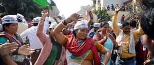 Anhänger der Antikorruptionspartei AAP feiern auf den Straßen Delhis.