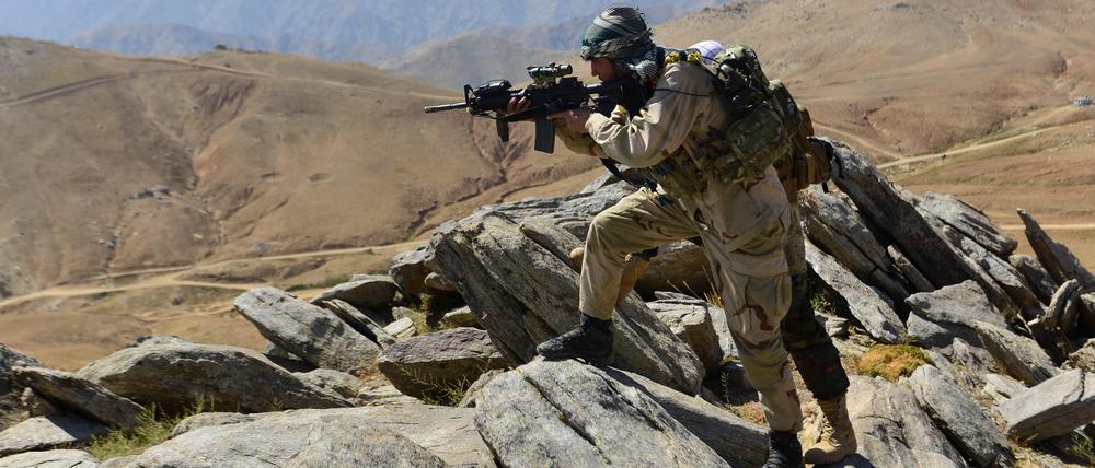 In den Bergen des Pandschir-Tals, ein Mitglied der nationalen Widerstandsfront. Allerdings stammt das Bild von Anfang September, danach haben die Taliban verkündet, sie hätten die Provinz eingenommen. Die Kämpfer der Widerstandsfront um ihren Anführer Ahmad Massud widersprachen und riefen zum nationalen Widerstand auf.
