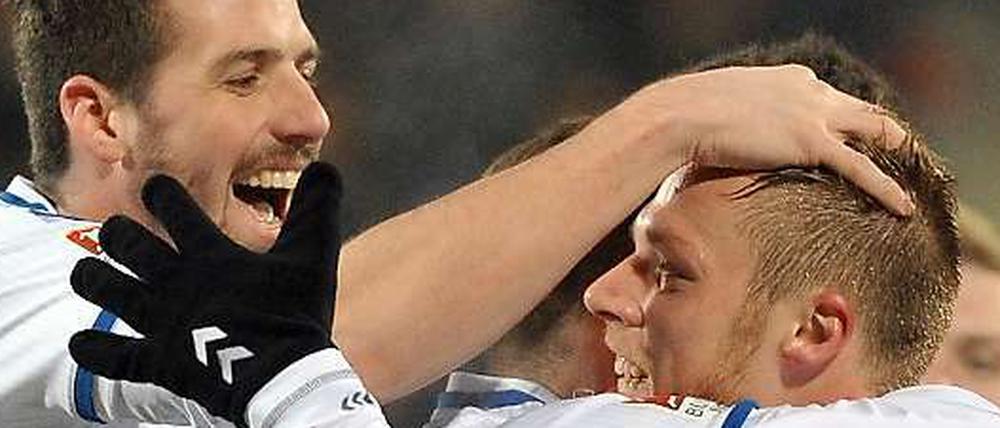 Die Karlsruher Jan Mauersberger (l.) und Torschütze Rouwen Hennings bejubeln den Treffer zum 1:0. 