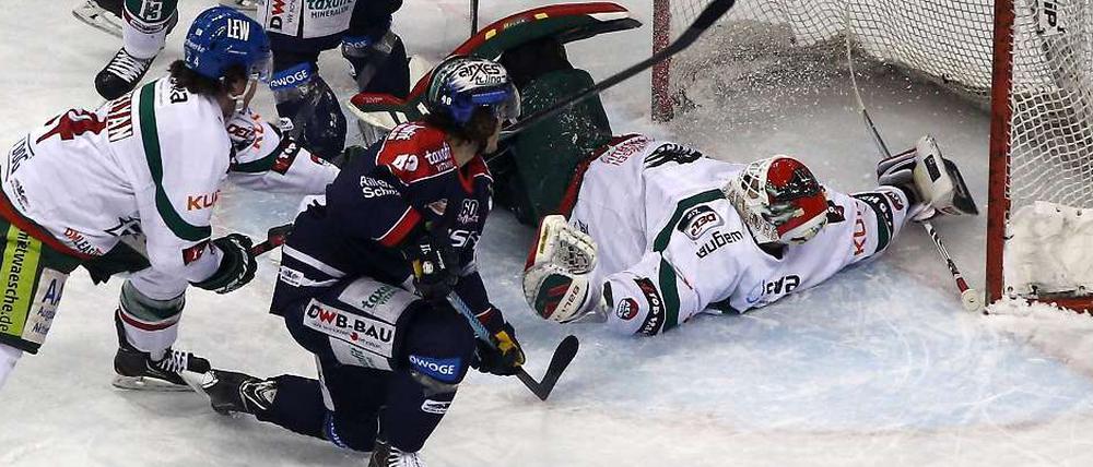 Rumpel ihn rein. Julian Talbot trifft zum 1:2 für die Eisbären.
