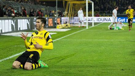 Zum auf die Knie fallen: Nuri Sahin feiert sein Tor zum 4:2.
