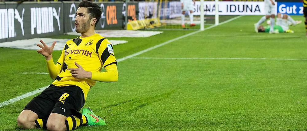 Zum auf die Knie fallen: Nuri Sahin feiert sein Tor zum 4:2.