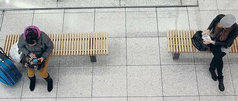 Sitzengelassen. Bahnkunden sind erneut Leidtragende des Streits zwischen Konzern und GDL. Sie müssen sich auf Wartezeiten und Zugausfälle einstellen. 