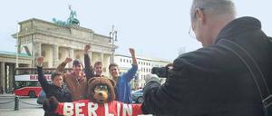 Wir waren hier! Beweisfotos mit Berlin-Maskottchen und Fantasiefiguren am Brandenburger Tor gehören zu den beliebten Souvenirs vieler Touristen. Foto: Kai-Uwe Heinrich