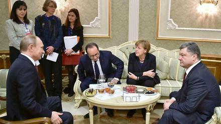 17 Stunden ohne Schlaf verhandelt. Putin, Hollande, Merkel und Poroschenko in Minsk.
