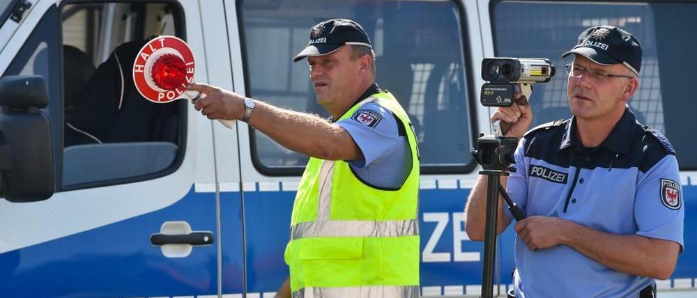 Da, schon wieder einer! Die Polizei wird nun auch an der Hardenbergstraße öfter stehen. 