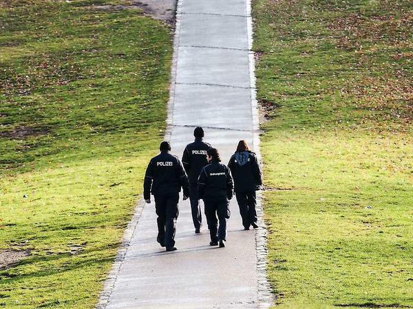 Streifen gegen Dealer. Inwiefern mehr Polizisten in Kreuzberg eingesetzt werden sollen, prüfen Justiz- und Innensenator.