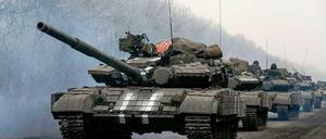 Panzer der ukrainischen Armee in der Nähe von Debaltseve. Hier toben vor Stunden der Waffenruhe erbitterte Gefechte.