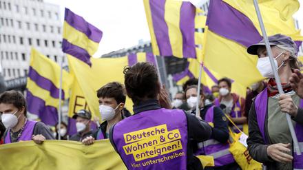 Mehr als sieben Prozent der Berliner Wahlberechtigten hatten zuvor unterschrieben – sie wollen, dass große, private Wohnungsgesellschaften enteignet werden.