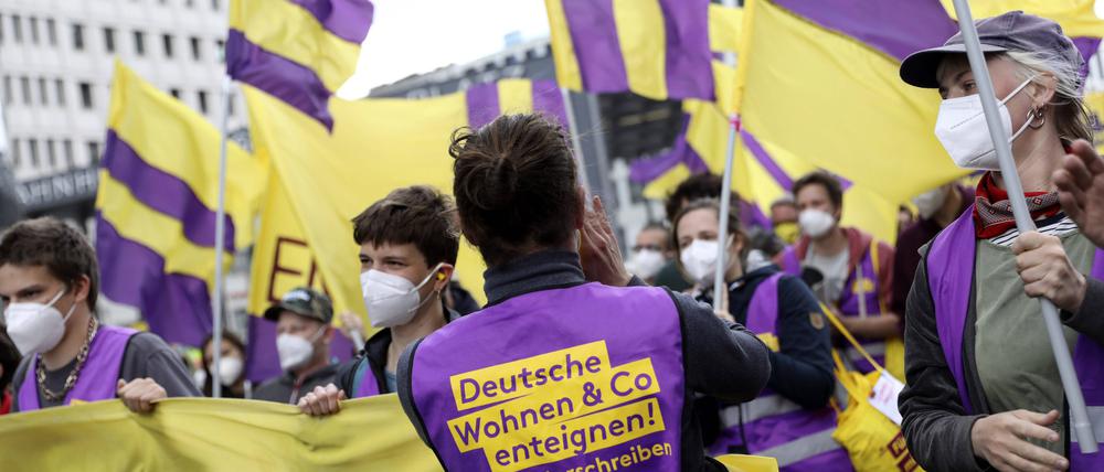 Mehr als sieben Prozent der Berliner Wahlberechtigten hatten zuvor unterschrieben – sie wollen, dass große, private Wohnungsgesellschaften enteignet werden.
