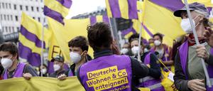 Mehr als sieben Prozent der Berliner Wahlberechtigten hatten zuvor unterschrieben – sie wollen, dass große, private Wohnungsgesellschaften enteignet werden.
