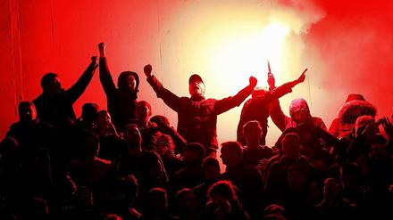 Rassismus und Pyro-Technik: Die Fans vom FC Chelsea lieferten in Paris kein gutes Bild ab.