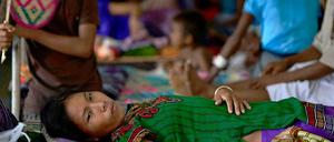 In Indien befürchten Forscher eine Ausbreitung von Malaria aus Myanmar. Hier eine mit Malaria erkrankte Frau in einem indischen Krankenhaus 2014.