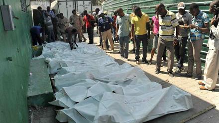 Leichen liegen in Plastiksäcken verpackt in einer Seitenstraße der Hauptstadt Port-au-Prince. Durch einen Stromschlag bei einer Karnevalsfeier sind in Haiti 16 Menschen ums Leben gekommen. 