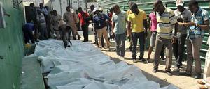 Leichen liegen in Plastiksäcken verpackt in einer Seitenstraße der Hauptstadt Port-au-Prince. Durch einen Stromschlag bei einer Karnevalsfeier sind in Haiti 16 Menschen ums Leben gekommen. 