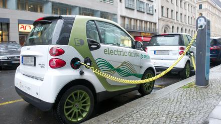 Elektroauto tankt Strom