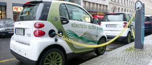 Elektroauto tankt Strom