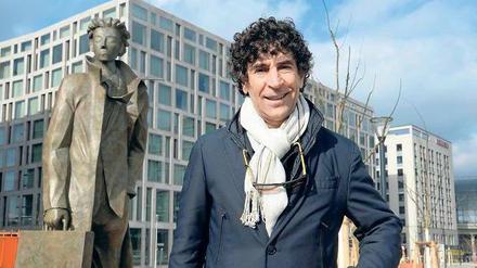 Koffer in Berlin. „Partenza“ (Abreise) heißt die Skulptur von Künstler Giampaolo Talani, die jetzt am Hauptbahnhof steht.