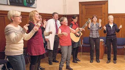Let it shine. Dieses Lied wird im Krankenhauschor in den DRK-Kliniken Westend zum Beispiel gesungen (oben).