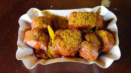 Mahlzeit. Das ist eine Currywurst, schön in Szene gesetzt von unserer Tagesspiegel-Fotografin. 
