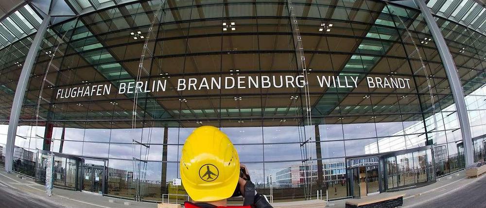 2012 hält ein Fotograf die Bauarbeiten am BER im Bild fest. Im Juni des Jahres hätte der Flughafen eröffnen sollen.