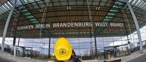 2012 hält ein Fotograf die Bauarbeiten am BER im Bild fest. Im Juni des Jahres hätte der Flughafen eröffnen sollen.
