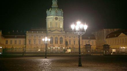 Sieht aus wie Gas, ist aber keines. Die Kandelaber vor dem Charlottenburger Schloss werden inzwischen mit moderner Lichttechnik betrieben. Die Modernisierung historischer Gasleuchten mit LED ist ein eigenes Geschäftsfeld geworden.