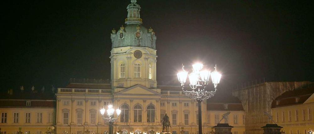 Sieht aus wie Gas, ist aber keines. Die Kandelaber vor dem Charlottenburger Schloss werden inzwischen mit moderner Lichttechnik betrieben. Die Modernisierung historischer Gasleuchten mit LED ist ein eigenes Geschäftsfeld geworden.