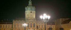 Sieht aus wie Gas, ist aber keines. Die Kandelaber vor dem Charlottenburger Schloss werden inzwischen mit moderner Lichttechnik betrieben. Die Modernisierung historischer Gasleuchten mit LED ist ein eigenes Geschäftsfeld geworden.
