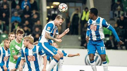 Doppelspitze. Sowohl gegen Wolfsburg als auch zuvor gegen Freiburg spielte Hertha mit zwei Stürmern, nämlich mit Julian Schieber (beim Kopfball) und Salomon Kalou (rechts).