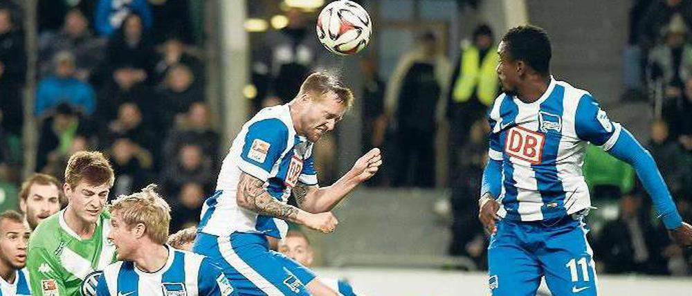 Doppelspitze. Sowohl gegen Wolfsburg als auch zuvor gegen Freiburg spielte Hertha mit zwei Stürmern, nämlich mit Julian Schieber (beim Kopfball) und Salomon Kalou (rechts).