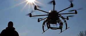 Wer lässt die Drohnen fliegen am Himmel über Paris?