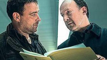 Der Tod schafft Gemeinsamkeit.  Dr. Johannes „Joe“ Jessen (Ulrich Noethen, rechts) soll Vincent Ruiz (Juergen Maurer) bei den Mordermittlungen unterstützen.