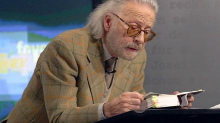 Fritz J. Raddatz 2004 bei einer Lesung aus seinen Memoiren "Unruhestifter"