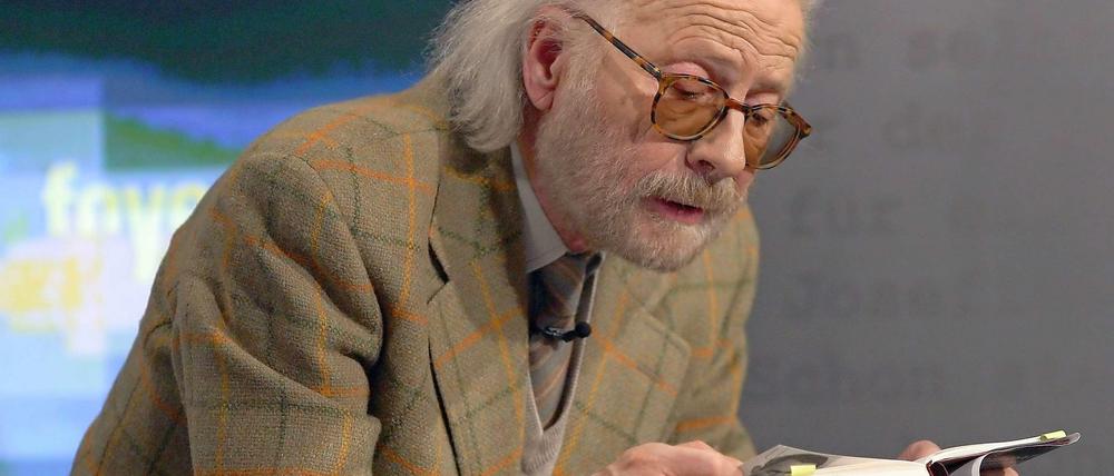 Fritz J. Raddatz 2004 bei einer Lesung aus seinen Memoiren "Unruhestifter"