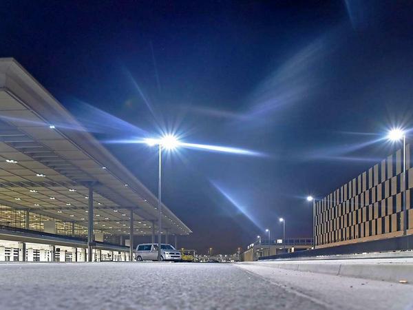 Das abendlich beleuchtete Hauptterminal des Hauptstadtflughafens BER.