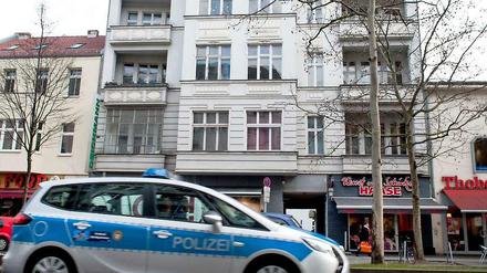 In der Schloßstraße in Steglitz wurde eine Frau tot in ihrer Wohnung gefunden.