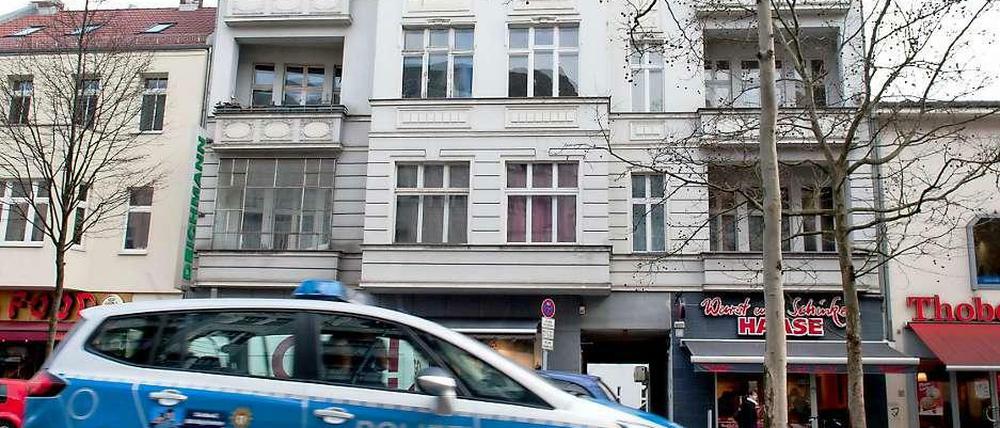 In der Schloßstraße in Steglitz wurde eine Frau tot in ihrer Wohnung gefunden.
