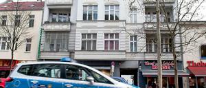 In der Schloßstraße in Steglitz wurde eine Frau tot in ihrer Wohnung gefunden.