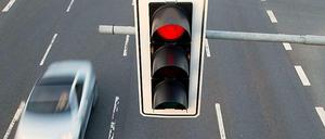 Die Zahl der Rotlichtfahrer ist im vergangenen Jahr drastisch angestiegen. Die Polizei registrierte ein Plus von 13 Prozent auf 52 352.