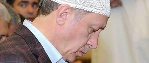 Der Präsident der Türkei, Recep Tayyip Erdogan, betet bei seinem Staatsbesuch in Saudi-Arabien am Montag in einer Moschee. In seinem heimischen Palast in Ankara wird er bald sein Essen auf Gift testen lassen. 