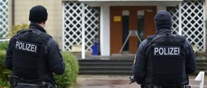 Polizisten bewachen am Sonntag in Bremen die Synagoge.