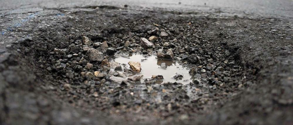 Investitionslücke. Der schlechte Zustand vieler Straßen ramponiert den guten Ruf des Standorts Deutschland.