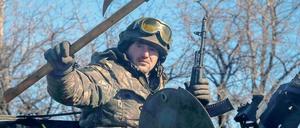Axtkämpfer. Dieser ukrainische Soldat hat beim Rückzug unweit von Artemivsk auch eine mittelalterliche Waffe dabei. 179 ukrainische Soldaten starben offiziell in Debalzewe. Die wahre Zahl dürfte höher liegen.