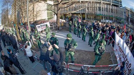 Rechte und linke Demonstranten vor dem Gerichtsgebäude - getrennt durch die Polizei.