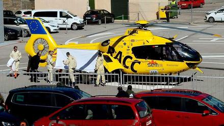 Streng geheim: Fernando Alonso auf dem Weg ins Krankenhaus.