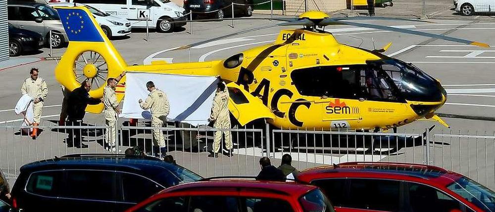 Streng geheim: Fernando Alonso auf dem Weg ins Krankenhaus.